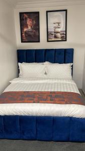 库马西My5 Hotel的卧室里一张带蓝色床头板的床