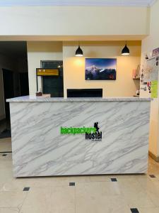 伊斯兰堡Backpackers Hostel Islamabad的上面有标志的大白色柜台