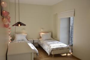 YvoirLa Colline aux Fées propriété privée的一间卧室设有两张床和窗户。