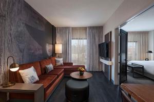 兀兰凯悦中心林地酒店的酒店客房设有一张沙发和一张床
