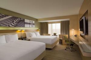 奥斯汀奥斯汀丽景凯悦酒店的酒店客房设有两张床和电视。