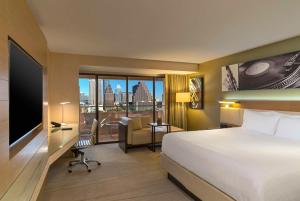 奥斯汀奥斯汀丽景凯悦酒店的酒店客房享有城市美景,配有一张床。