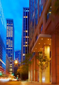 纽约Hyatt Centric Wall Street New York的享有夜间城市景观和建筑