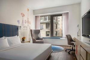 纽约Hyatt Centric Wall Street New York的酒店客房设有床和窗户。