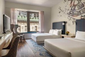 纽约Hyatt Centric Wall Street New York的酒店客房设有两张床和窗户。