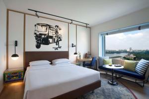 班加罗尔班加罗尔MG路凯悦中心酒店的一间卧室配有一张床、一张桌子和一个窗户。