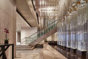 墨尔本墨尔本君悦酒店的大堂设有楼梯和玻璃墙