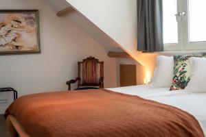 丽兹Heerehuys Lisse的酒店客房设有两张床和窗户。