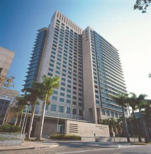 圣保罗圣保罗凯悦酒店的一座高大的建筑,前面有棕榈树