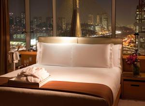 圣保罗圣保罗凯悦酒店的一间市景卧室,配有一张床