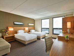 霍夫多普 阿姆斯特丹机场凯悦酒店的酒店客房,设有两张床和一张沙发