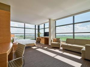 霍夫多普 阿姆斯特丹机场凯悦酒店的酒店客房带床、沙发和窗户