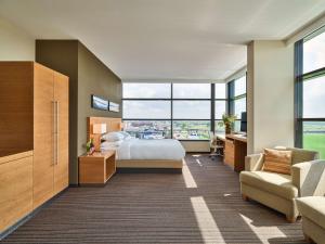 霍夫多普 阿姆斯特丹机场凯悦酒店的酒店客房设有一张床和一个大窗户