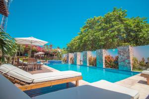 杰里科科拉卡尔卡拉旅馆的一个带2张躺椅的游泳池
