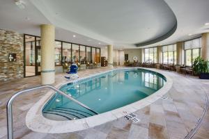 温莎北哈特福特/温莎凯悦宾馆的酒店大堂中央的游泳池