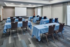 温莎北哈特福特/温莎凯悦宾馆的一间会议室,配有蓝色的桌椅和白色的板