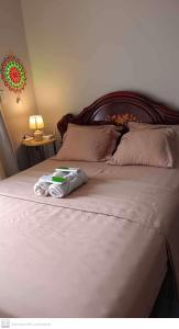Lapu Lapu CityAdam&Eva Condo Staycation的一张床上有一条折叠毛巾