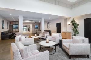 怀特普莱恩斯怀特普莱恩斯Hyatt house酒店的带沙发、椅子和桌子的等候室