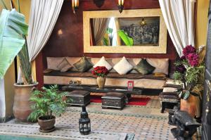 马拉喀什阿瓜维瓦庭院旅馆的带沙发和镜子的客厅