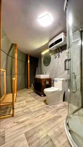 卡尔帕FAYUL RETREAT - India Highest Glamp and EcoLuxury Stay的带淋浴、卫生间和盥洗盆的浴室