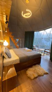 卡尔帕FAYUL RETREAT - India Highest Glamp and EcoLuxury Stay的一间卧室设有一张带楼梯和地毯的床。