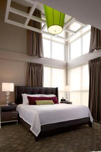 普鲁士王普鲁士费城国王海特旅馆的一间卧室设有一张大床和大窗户