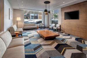 盐湖城盐湖城中心凯悦酒店的大堂配有沙发、电视和咖啡桌。