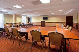 亚特兰大亚特兰大机场北君悦酒店的大型会议室,配有长桌子和椅子