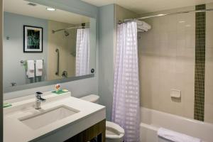哥伦比亚哥伦比亚/市中心/The Vista 凯悦嘉轩酒店的一间带水槽、卫生间和淋浴的浴室