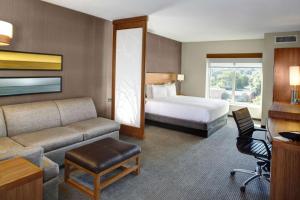 哥伦比亚哥伦比亚/市中心/The Vista 凯悦嘉轩酒店的酒店客房,配有床和沙发