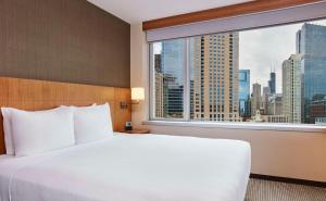 芝加哥芝加哥河北岸凯悦酒店的一张位于酒店客房的床铺,设有大窗户