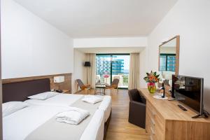 法里拉基卡吕普索宫度假村的酒店客房,设有两张床和镜子