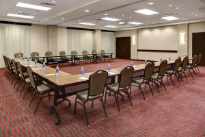 哥伦布凯悦哥伦布/ OSU酒店的大型会议室,配有长桌子和椅子
