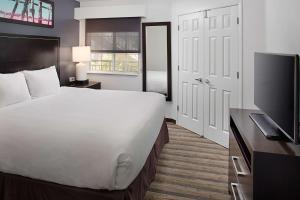 贝尔蒙贝尔蒙红木滩酒店的配有一张床和一台平面电视的酒店客房