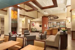 隆娜特里丹佛南/帕克迈德斯凯悦嘉轩酒店的大堂设有桌椅和等候室