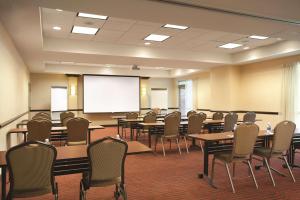 隆娜特里丹佛南/帕克迈德斯凯悦嘉轩酒店的一间会议室,配有桌椅和白板