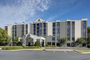 诺克罗斯Hyatt Place Atlanta / Norcross / Peachtree的前面有一个停车位的酒店