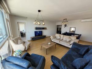 伯萨Apartment Resort Bursa的客厅配有两张沙发和一台电视机