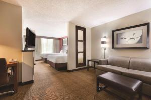 大学城Hyatt Place College Station的酒店客房设有一张沙发和一张床