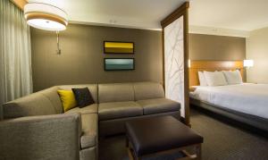 代托纳海滩代托纳广场海滩-海滨凯悦酒店的酒店客房设有一张沙发和一张床