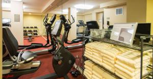 代托纳海滩代托纳广场海滩-海滨凯悦酒店的一间带跑步机和健身自行车的健身房