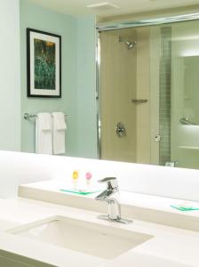 代托纳海滩代托纳广场海滩-海滨凯悦酒店的一间带水槽和镜子的浴室