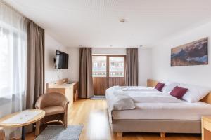 林格瑙Hotel Löwen的酒店客房配有一张床铺和一张桌子。