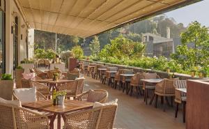 亚的斯亚贝巴Hyatt Regency Addis Ababa的享有美景的带桌椅的户外餐厅