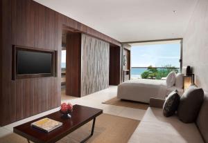 塞米亚克阿丽拉水明漾的酒店客房,配有床和电视