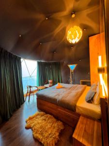 卡尔帕FAYUL RETREAT - India Highest Glamp and EcoLuxury Stay的一间卧室,卧室内配有一张大床