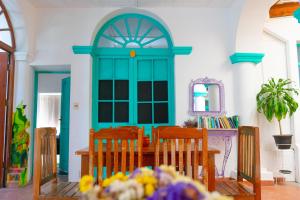 塔里哈卡萨布兰卡旅馆 的一间带桌椅和蓝色门的用餐室