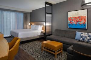 波士顿Hyatt Place Boston/Seaport District的酒店客房,配有床和沙发