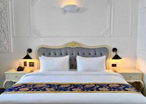 安吉利斯Hevea Hotel & Resort的一间卧室配有一张带2个床头柜的大床