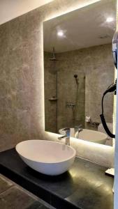 安吉利斯Hevea Hotel & Resort的一间带两个盥洗盆和大镜子的浴室